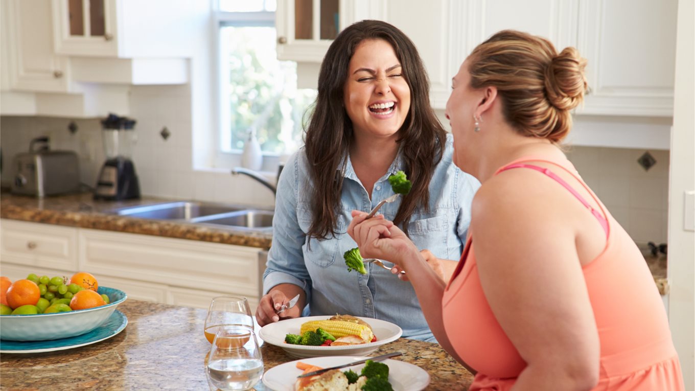 Two friends enjoying a healthy meal